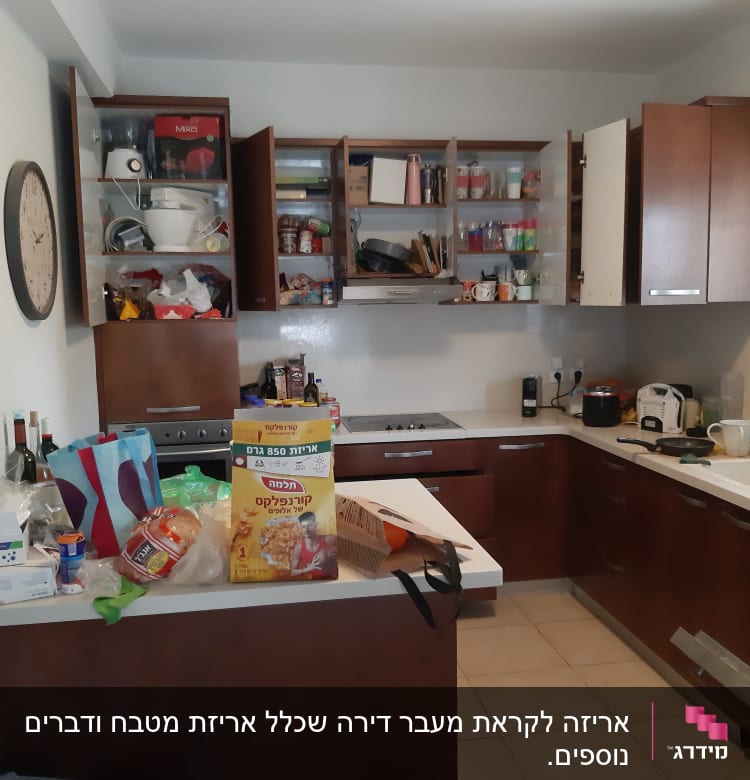 מטבח עם ארונות פתוחים ומוצרי מזון על השיש